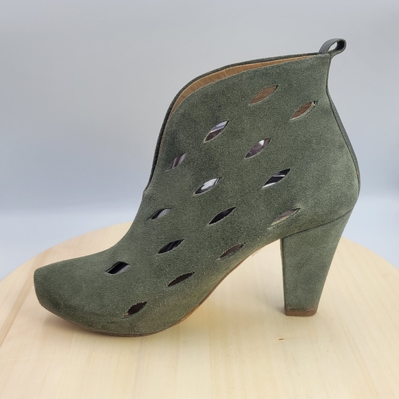 Surface to Air Perforated High Back Suede Platform Booties Womens Size EU 41 - Picture 6 of 15